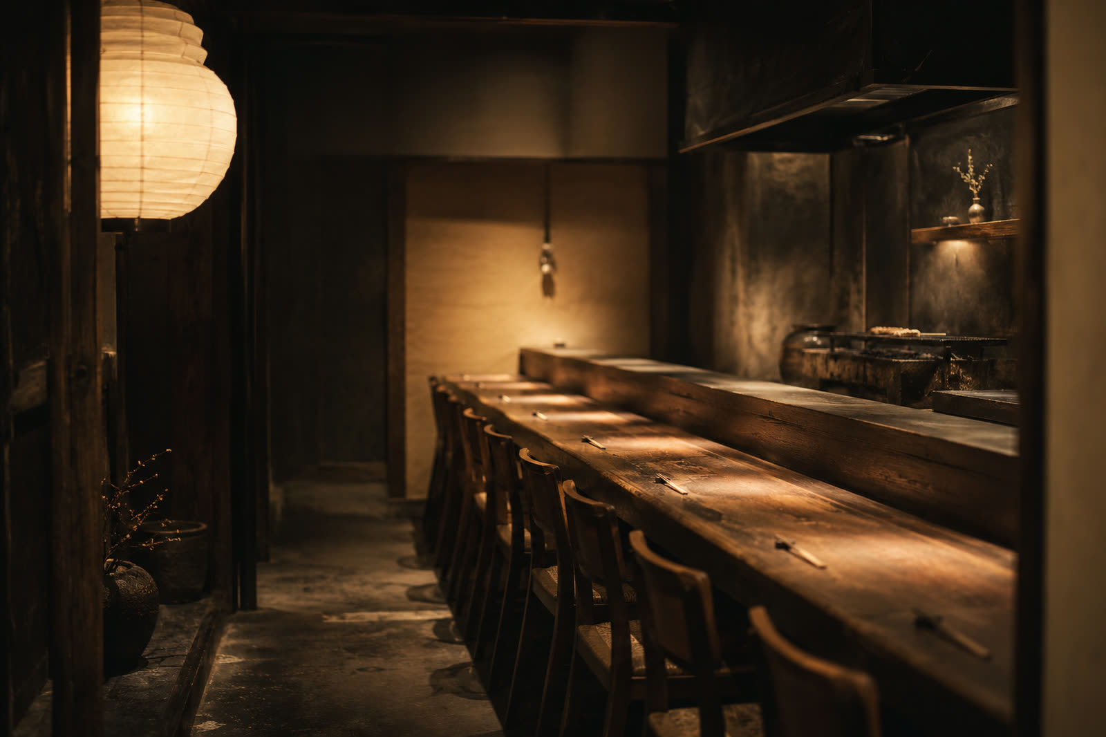 木の温もりと炭火の気配が感じられる店内