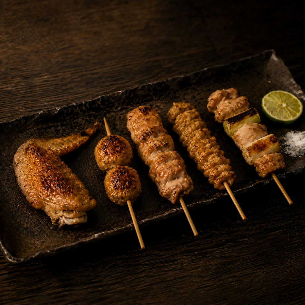 炭火で焼いた五本の焼鳥盛り合わせ